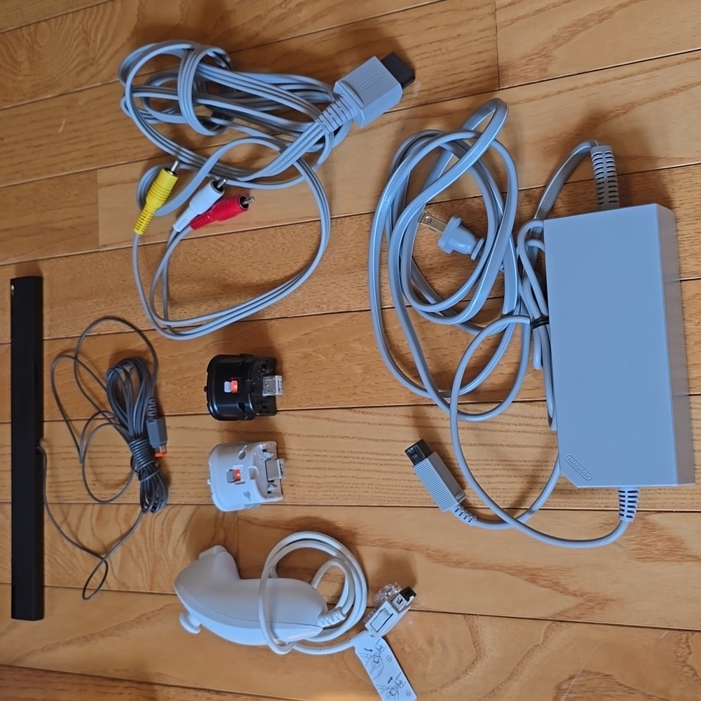 Nintendo Wii + 3 Wii Games Wii Sport Resorts, Just Dance 2014 & 2015. NO REMOTES - Picture 11 of 16